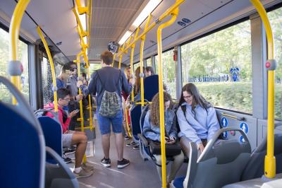 Usuarios del servicio de transporte gratuito de la UAH