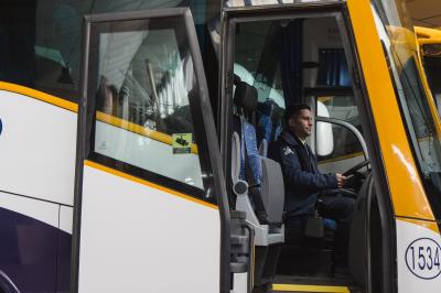 Conductor de Monbus a los mandos de un autobús