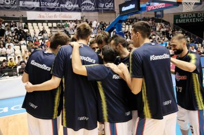 Os xogadores do Monbus Obradoiro no partido co Barça