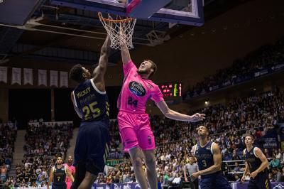 Mike Daum realiza un mate en el partido ante el Real Madri