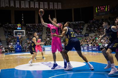 Dejan Kravic controla el balón ante la defensa de Tavares