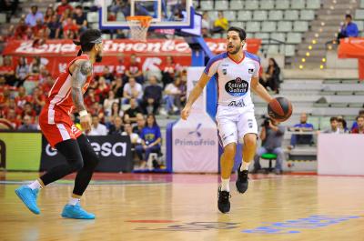 Pepe Pozas conduce el balón ante la oposición de Askia Booker