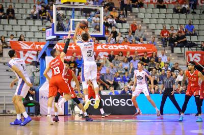 Fletcher Magee lanza un triple en el partido ante UCAM Murcia