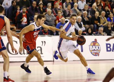 Chris Czerapowicz drible un joueur du BAXI Manresa