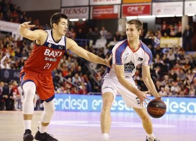 Brodziansky contrôle le ballon contre la défense de Luka Mitrovic