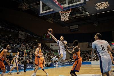 El base del Monbus Obradoiro Pepe Pozas encestando