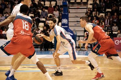 Pepe Pozas conduciendo el balón frente al BAXI Manresa