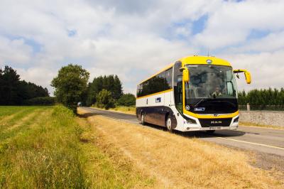 Autobús de Monbus durante un trayecto interurbano