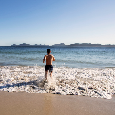 Imagen de un chico bañándose en el mar