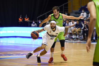 Kassius Robertson supera a un jugador del Urbas Fuenlabrada