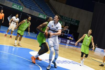 Laurynas Birutis entra a canasta en el partido ante Fuenlabrada