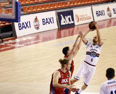 Albert Oliver lanza a canasta en el partido ante BAXI Manresa