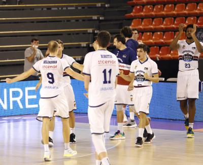 Los jugadores del Monbus Obradoiro celebran el triunfo en Manresa