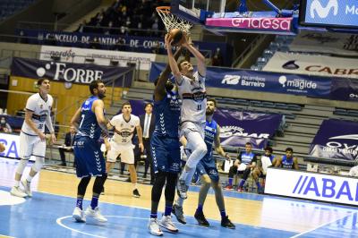 Laurynas Birutis intenta anotar en el partido ante Acunsa GBC