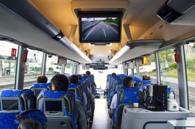 Usuarios de Monbus durante un traxecto de Longo percorrido