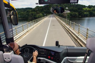 Conductor de Monbús conduciendo un autobús