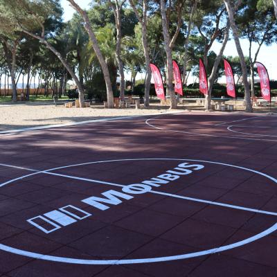 una-pista-de-baloncesto-creada-con-neumaticos-reciclados