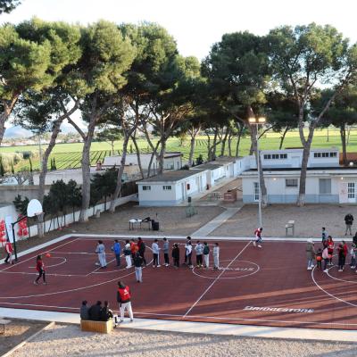 una-pista-de-baloncesto-creada-con-neumaticos-reciclados