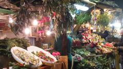 Adornos navideños en la Feria de Santa Lucía en Barcelona