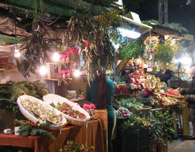 Adornos navideños en la Feria de Santa Lucía en Barcelona