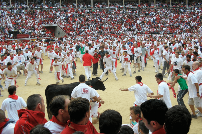 Corredores durante un encierro taurino en San Fermín (Pamplona)