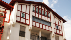 Exterior de una casa roja y blanca en Andoain, Guipúzcoa