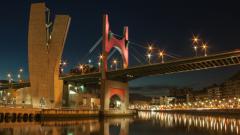 Vista nocturna de uno de los puentes de Bilbao