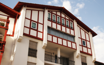 Exterior de una casa roja y blanca en Andoain, Guipúzcoa