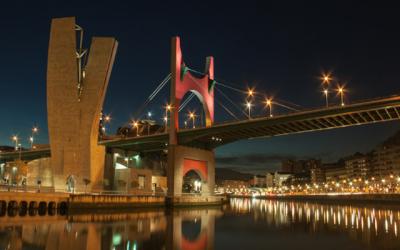 Vista nocturna d'un dels ponts de Bilbao